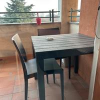 Tavolo con sedie da esterno