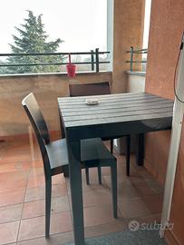 Tavolo con sedie da esterno