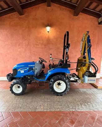 Trattorino new holland boomer  25 più accessori