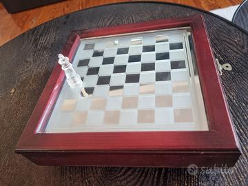 scatola scacchiera con scacchi