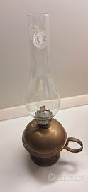 Lampada antica a petrolio in ottone