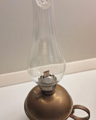 Lampada antica a petrolio in ottone