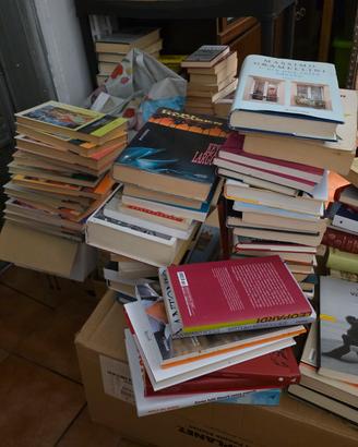 10 scatoloni di libri vario genere 