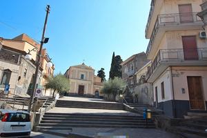 Indipendente con due terrazze a Bronte centro