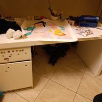 cameretta  con letto a castello scrivania e armadi