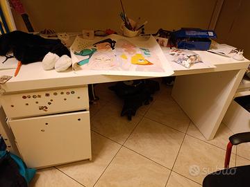 cameretta  con letto a castello scrivania e armadi