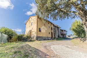 CASA SEMINDIPENDENTE A VETRALLA