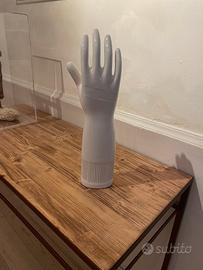 Scultura  guanto Pirelli anni 80