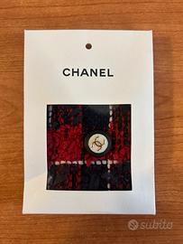 bottone originale Chanel con campione in tessuto