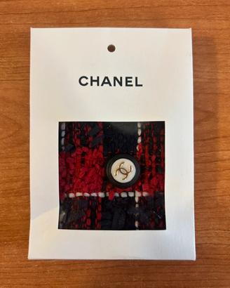 bottone originale Chanel con campione in tessuto