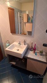 Bagno arredo con lavandino