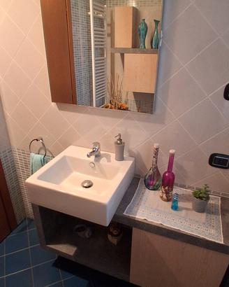 Bagno arredo con lavandino