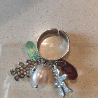 anello in acciaio con cinque ciondoli e brillantin