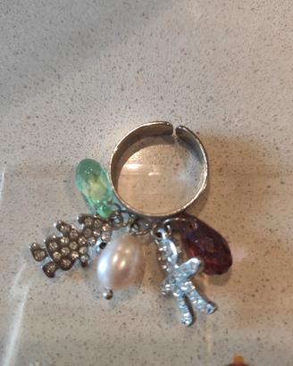 anello in acciaio con cinque ciondoli e brillantin