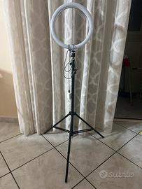 asta tiktok con 3 luci di diversa intensità