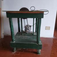 Sega circolare per tagliare la legna