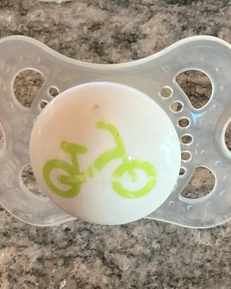 Ciucco MAM con porta ciuccio