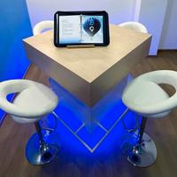 Tavolo bar alto quadrato con 4 sgabelli