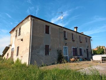 Rustico e fabbricati annessi