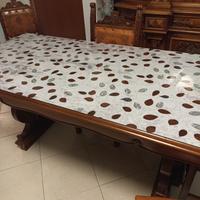 Sala e tavolo con sedie