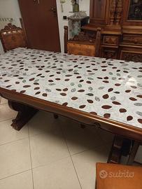 Sala e tavolo con sedie