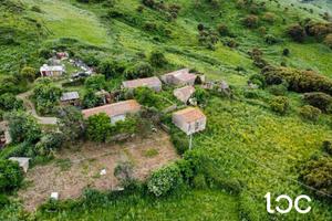 Ampio terreno agricolo con pozzo artesiano e fabbr