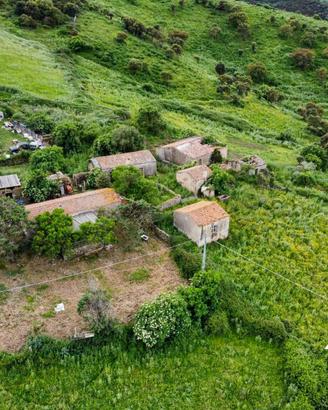 Ampio terreno agricolo con pozzo artesiano e fabbr