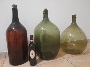 Due rari bottiglioni antichi e una damigiana