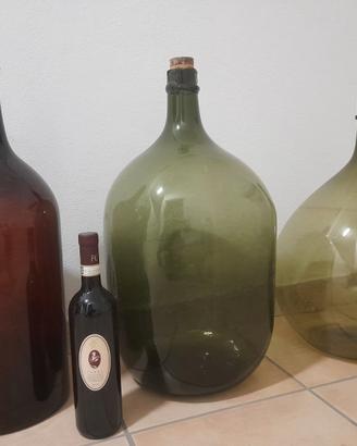 Due rari bottiglioni antichi e una damigiana