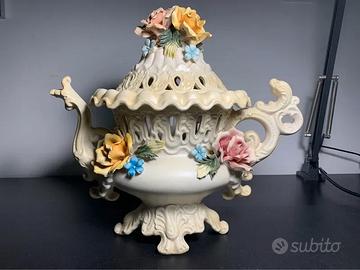 Vaso Capodimonte in porcellana con fiori