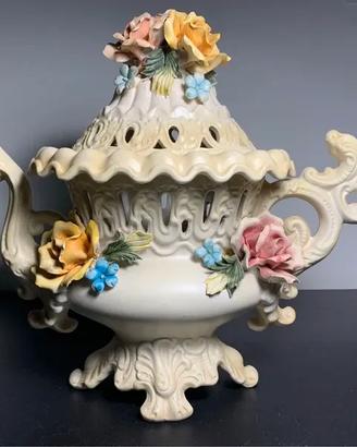 Vaso Capodimonte in porcellana con fiori