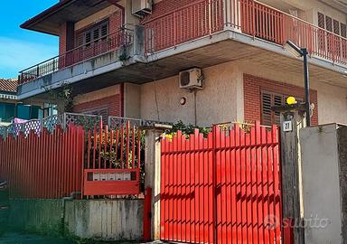 Ampio Magazzino Di 125 MQ Con Ufficio