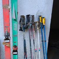Due paia di sciii con coppie da bastoncini da sci