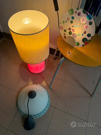 Due lampade da tavolo e un lampadario