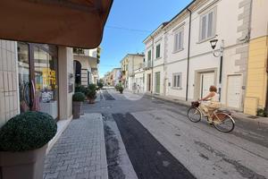 NEGOZIO A VIAREGGIO