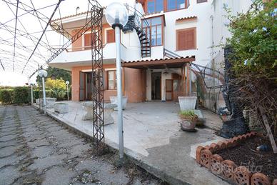 Rometta - 6 locali con giardino
