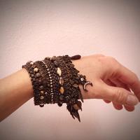 Bracciale a fascia larga con pendenti brand AMARO 