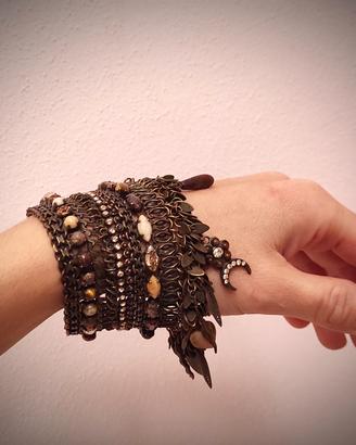 Bracciale a fascia larga con pendenti brand AMARO 
