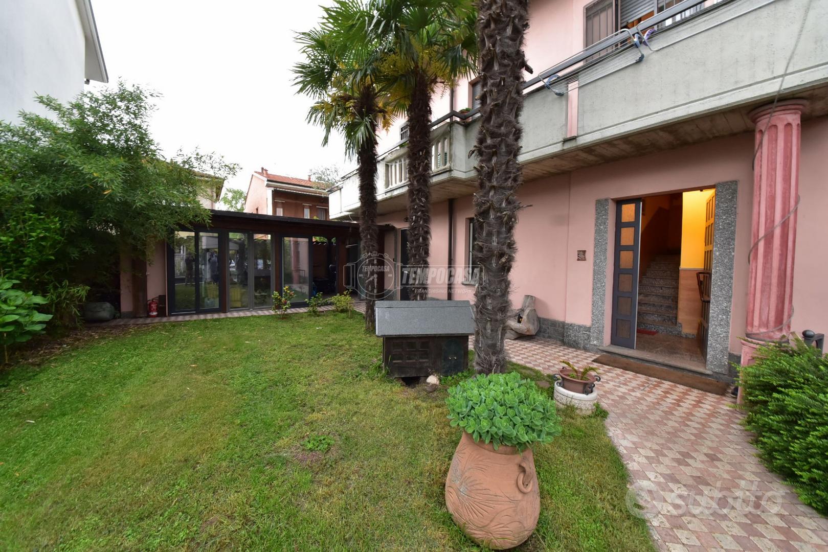 VILLA CON GIARDINO E BOX LIBERA SU 4 LATI !!! - Vista 2