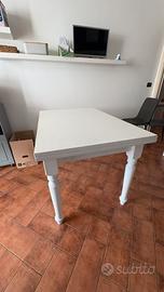 Tavolo in legno allungabile.