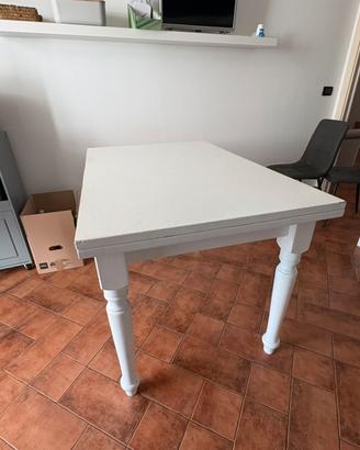Tavolo in legno allungabile.