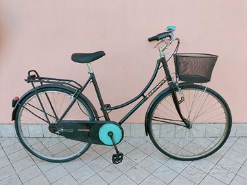 Bicicletta da 26 nera e verde con cesto meccanica