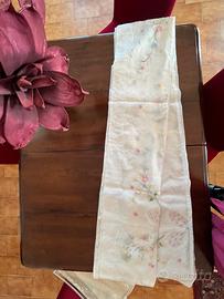 Antica tovaglia in organza di lino con ricami