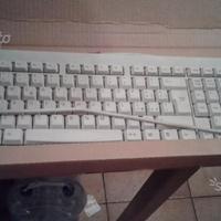 Tastiera per pc fissi semi nuova