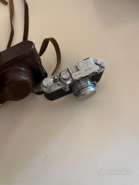 Macchina fotografica LEICA d'epoca con custodia