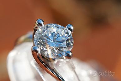 Anello Solitario Oro Bianco con Diamante Naturale