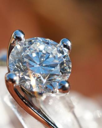 Anello Solitario Oro Bianco con Diamante Naturale