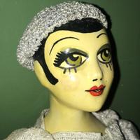 Bambolina d epoca in ceramica.