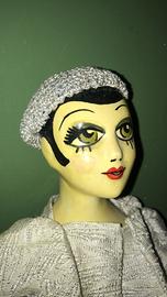 Bambolina d epoca in ceramica.