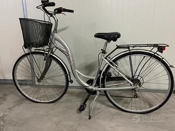 bicicletta da donna in alluminio con cestino